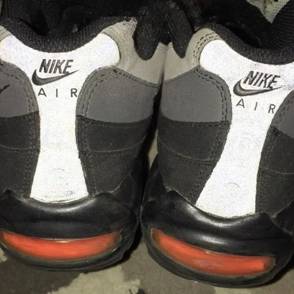 2011 Nike Air Max 95 Halloween Black & Orange. Men’s 10 and 11 available. - Picture 4 of 8